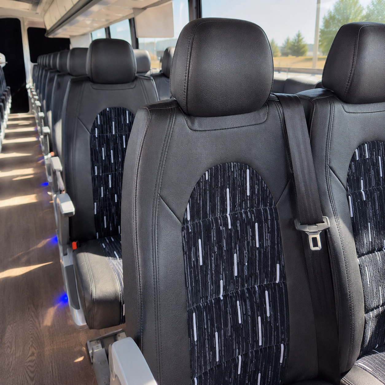 charter bus shuttle service to detroit metropolitan wayne county airport dtw